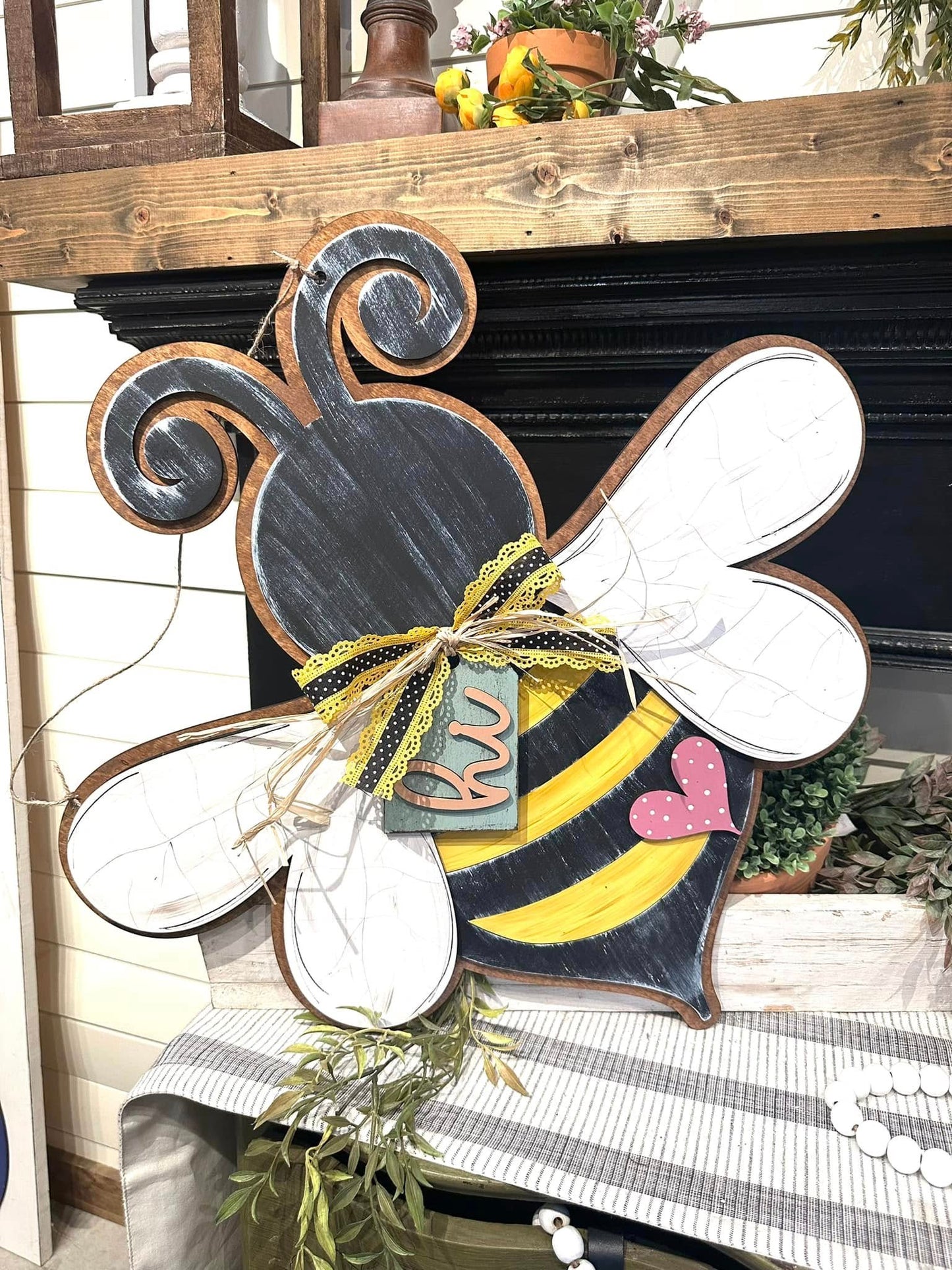 Bee Heart Hi 2-D Wood Door Hanger
